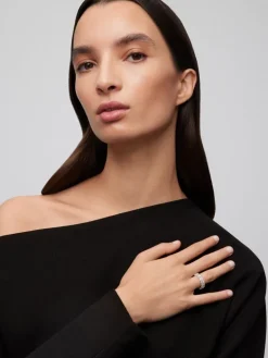 Alianza de media ca&ntilde;a de oro blanco de 18K con 9 diamantes en talla esmeralda con un total de 3,81 cts