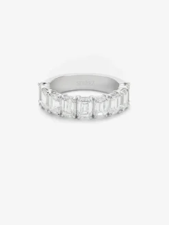 Alianza de media ca&ntilde;a de oro blanco de 18K con 9 diamantes en talla esmeralda con un total de 3,81 cts