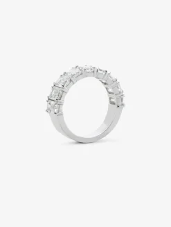 Alianza de media ca&ntilde;a de oro blanco de 18K con 9 diamantes en talla esmeralda con un total de 3,81 cts