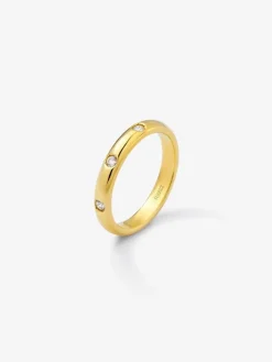 Alianza de oro amarillo de 18K con 3 diamantes en talla brillante con un total de 0,09 cts