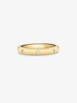 Alianza de oro amarillo de 18K con 3 diamantes en talla brillante con un total de 0,09 cts