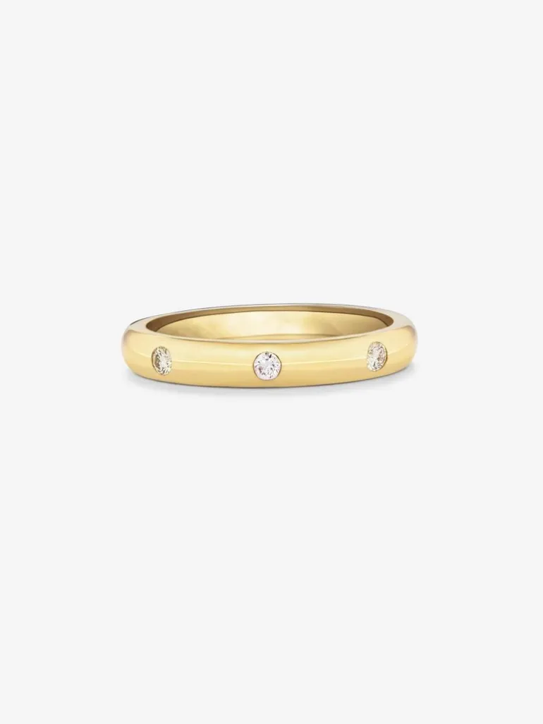 Alianza de oro amarillo de 18K con 3 diamantes en talla brillante con un total de 0,09 cts