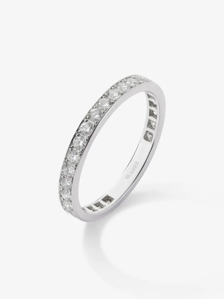 Alianza de oro blanco de 18k con pavé de diamantes en talla brillante con un total de 0,68 cts