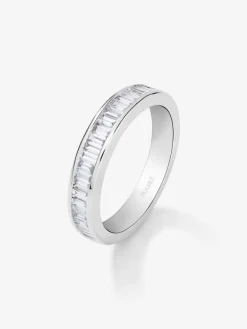 Alianza entera de oro blanco de 18K con 25 diamantes en talla baguette con un total de 0,63 cts