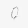 Alianza entera de oro blanco de 18K con 28 diamantes en talla brillante con un total de 0,8 cts
