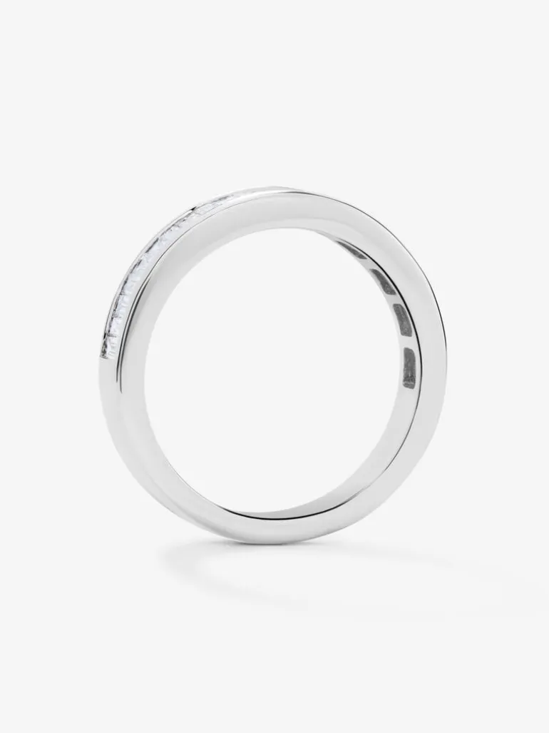 Alianza entera de oro blanco de 18K con 25 diamantes en talla baguette con un total de 0,63 cts