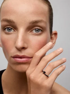 Anillo abierto de plata 925 con 19 espinelas en talla pera y brillante