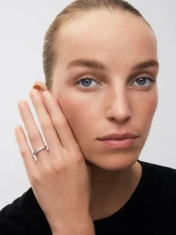 Anillo alianza de oro blanco de 18K con 23 diamantes en talla brillante con un total de 0,18 cts