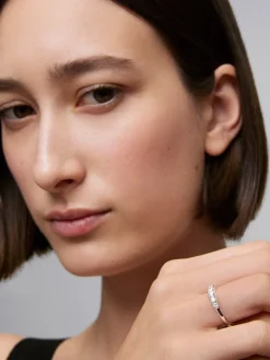 Anillo cinquillo de oro blanco de 18K con 5 diamantes en talla brillante con un total de 0,47 cts