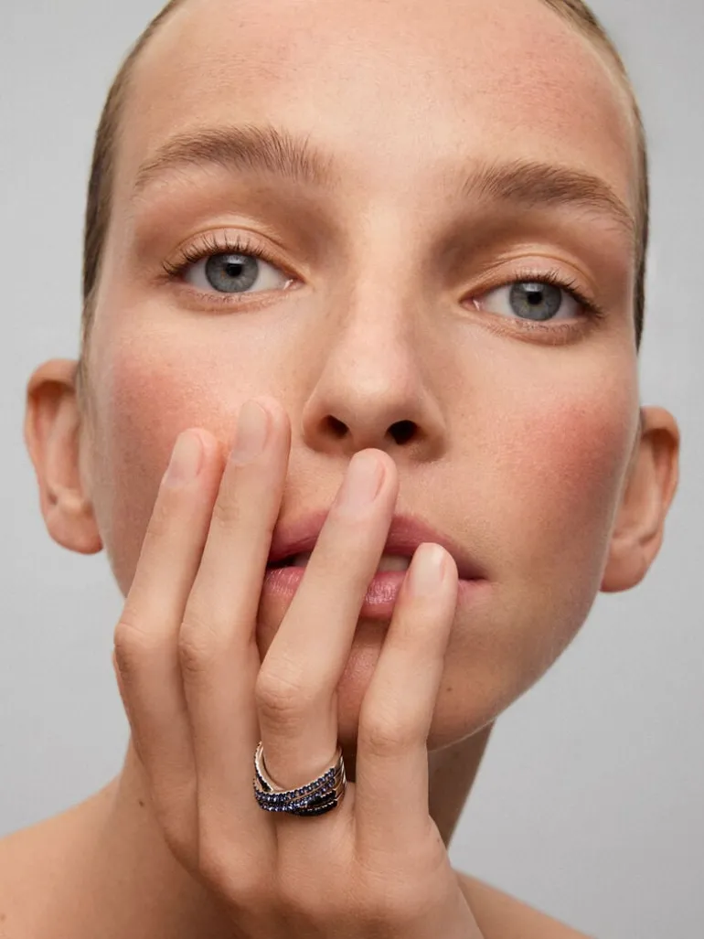 Anillo cruzado de doble brazo de plata 925 con 36 zafiros azules en talla brillante con un total de 1,26 cts y 22 espinelas negras con un total de 0,63 cts