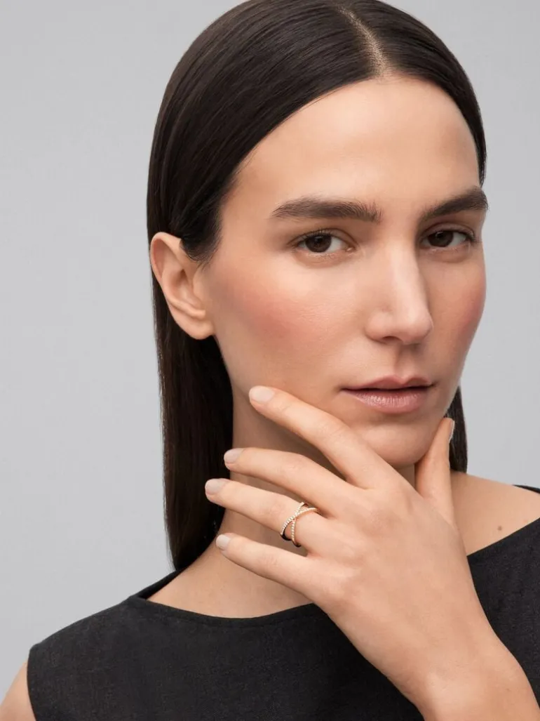 Anillo cruzado de oro amarillo de 18K con 33 diamantes en talla brillante con un total de 0,2 cts
