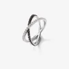 Anillo cruzado de oro blanco de 18K con 21 diamantes en talla brillante con un total de 0,25 cts y 18 diamantes negros en talla brillante con un total de 0,24 cts