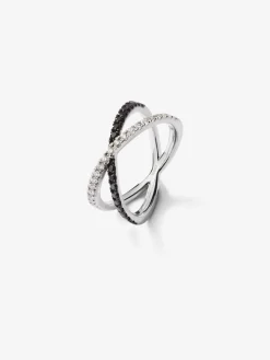 Anillo cruzado de oro blanco de 18K con 21 diamantes en talla brillante con un total de 0,25 cts y 18 diamantes negros en talla brillante con un total de 0,24 cts