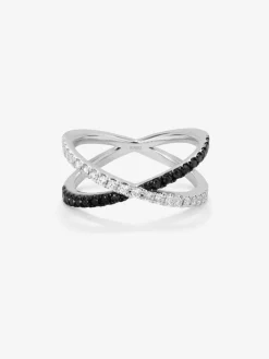 Anillo cruzado de oro blanco de 18K con 21 diamantes en talla brillante con un total de 0,25 cts y 18 diamantes negros en talla brillante con un total de 0,24 cts