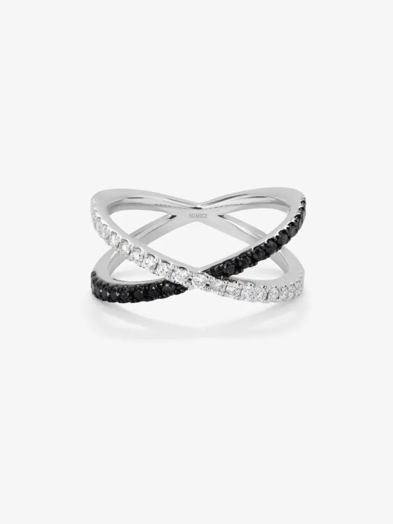Anillo cruzado de oro blanco de 18K con 21 diamantes en talla brillante con un total de 0,25 cts y 18 diamantes negros en talla brillante con un total de 0,24 cts