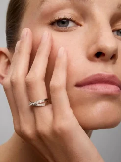 Anillo cruzado de oro blanco de 18K con 30 diamantes en talla brillante con un total de 0,48 cts