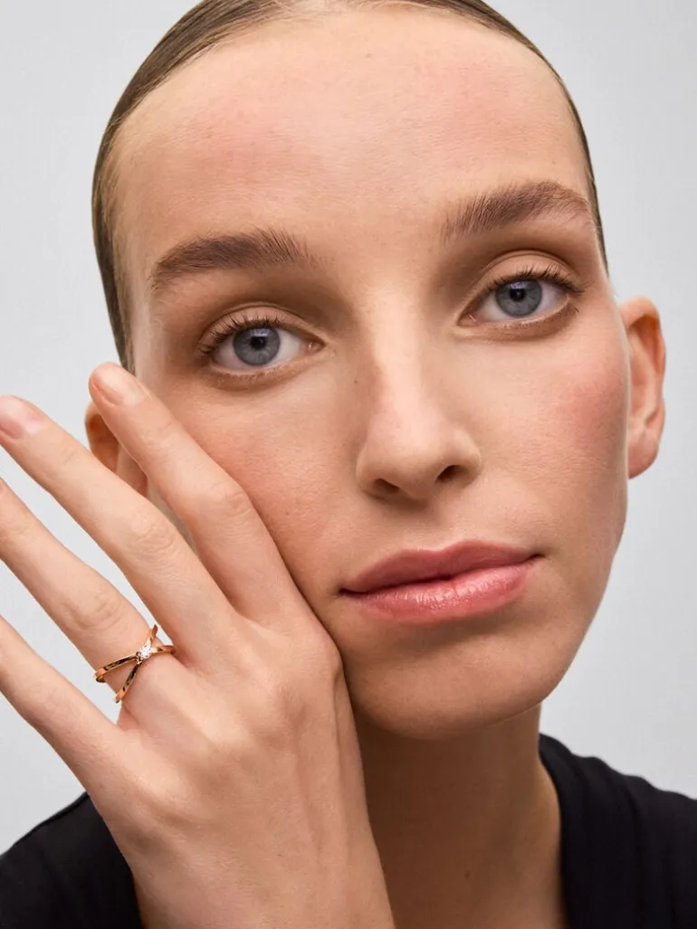 Anillo cruzado de oro rosa de 18K con diamante en talla brillante de 0,12 cts