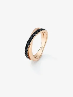Anillo cruzado de oro rosa de 18K con 15 espinelas negras en talla brillante