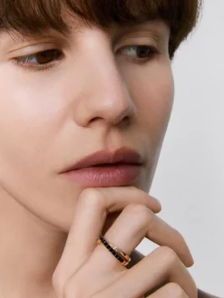Anillo cruzado de oro rosa de 18K con 15 espinelas negras en talla brillante