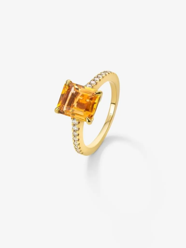 Anillo de oro amarillo de 18K con cuarzo citrino en talla esmeralda de 2,86 cts y 16 diamantes en talla brillante con un total de 0,19 cts