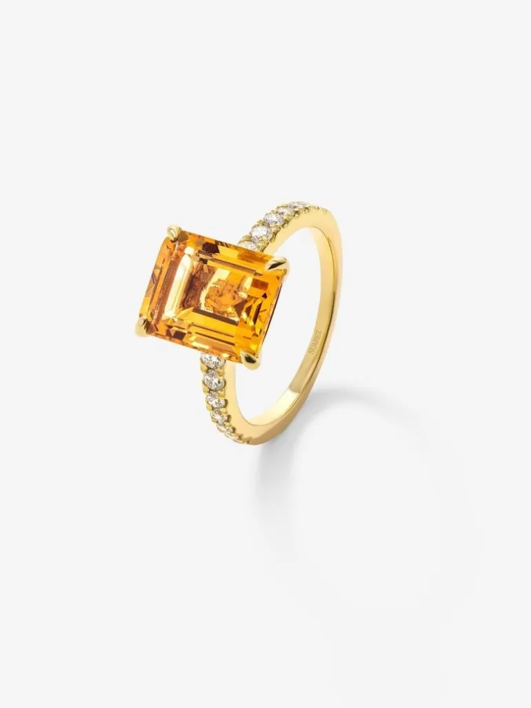 Anillo de oro amarillo de 18K con cuarzo citrino en talla esmeralda de 3,7 cts y 14 diamantes en talla brillante con un total de 0,32 cts