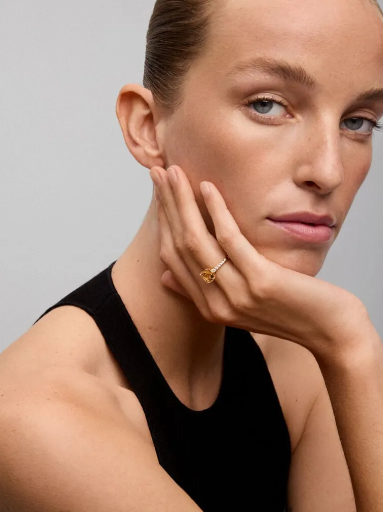 Anillo de oro amarillo de 18K con cuarzo citrino en talla cushion de 2,7 cts y 12 diamantes en talla brillante con un total de 0,3 cts
