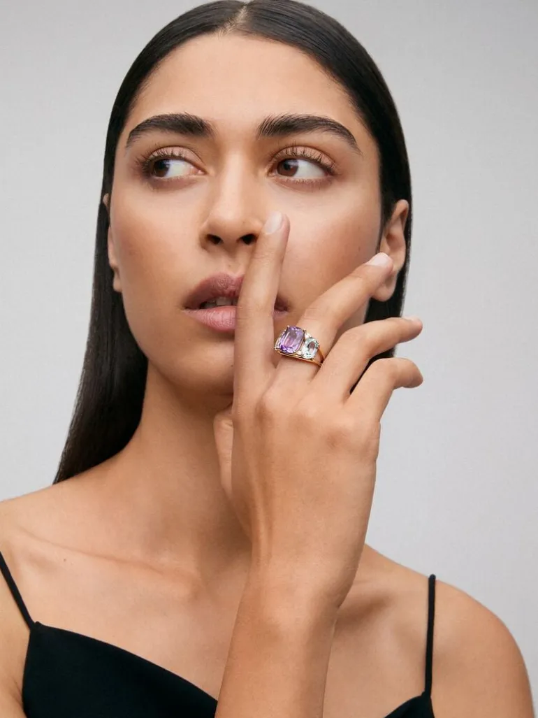 Anillo de oro amarillo de 18K con amatista morada en talla cushion de 5,5 cts, topacios azul sky en talla oval de 4,65 cts y diamantes blancos en talla brillante de 0,15 cts