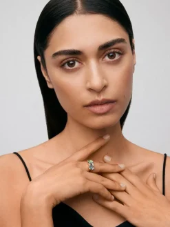 Anillo de oro amarillo de 18K con topacio azul sky en talla cushion de 2,75 cts, amatista verde en talla cushion de 2 cts y 2 diamantes en talla brillante con un total de 0,06 cts