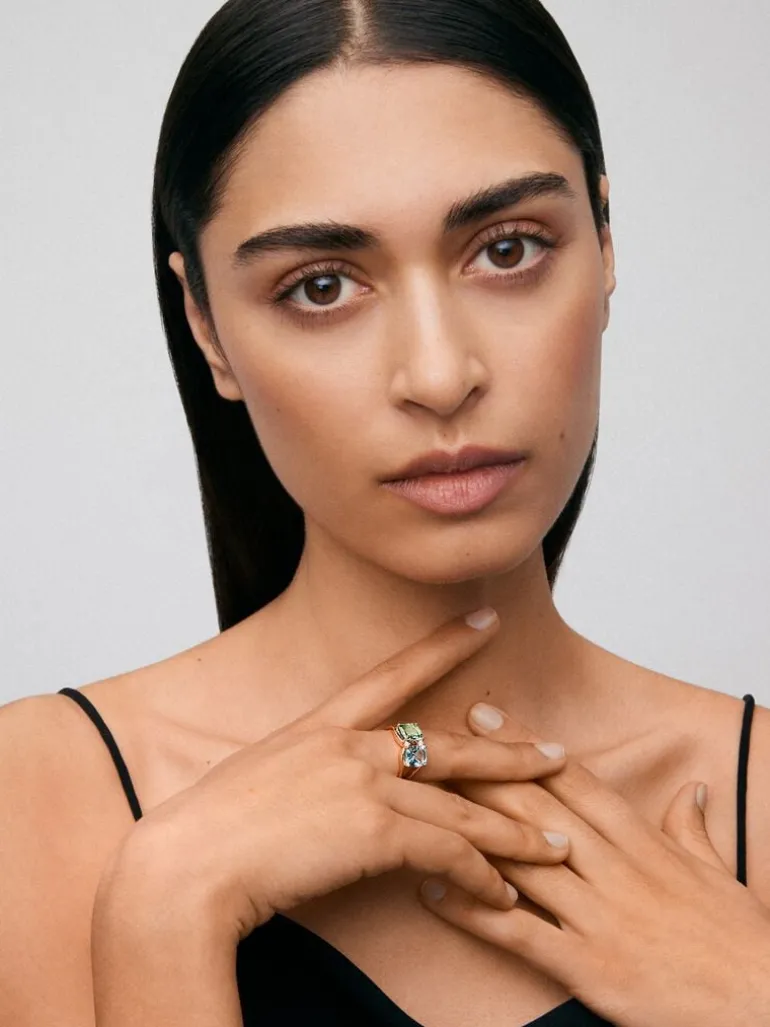 Anillo de oro amarillo de 18K con topacio azul sky en talla cushion de 2,75 cts, amatista verde en talla cushion de 2 cts y 2 diamantes en talla brillante con un total de 0,06 cts