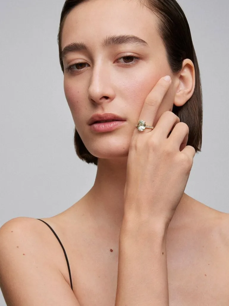 Anillo de oro amarillo de 18K con amatista verde en talla oval de 3,8 cts y 14 diamantes en talla brillante con un total de 0,32 cts