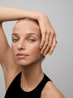 Anillo de oro amarillo de 18K con cuarzo citrino en talla radiant de 1,2 cts y 18 diamantes en talla brillante con un total de 0,18 cts