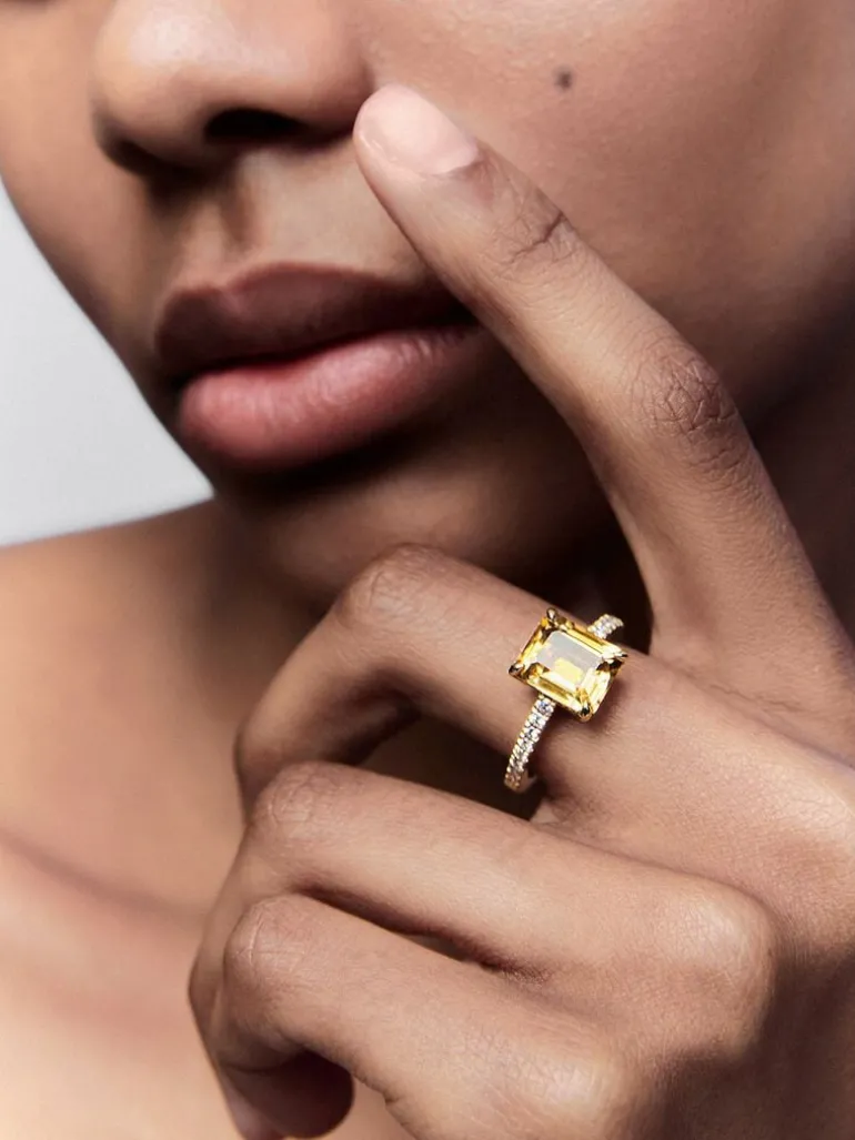 Anillo de oro amarillo de 18K con cuarzo citrino en talla esmeralda de 2,86 cts y 16 diamantes en talla brillante con un total de 0,19 cts