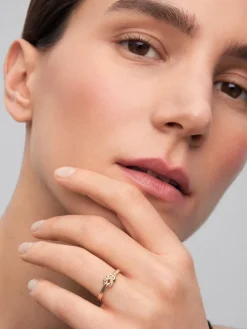 Anillo de oro amarillo de 18K con 15 diamantes en talla brillante con un total de 0,09 cts y forma de nudo