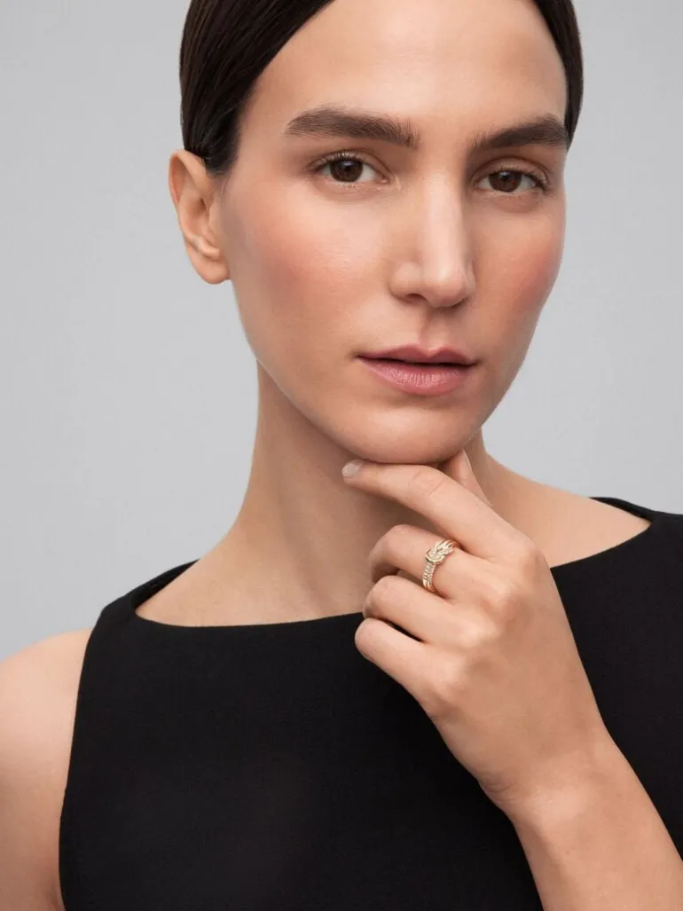 Anillo de oro amarillo de 18K con diamantes blancos en talla brillante de 0,32 cts y forma de nudo