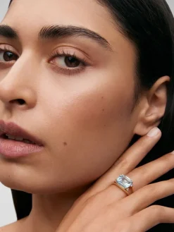Anillo de oro amarillo de 18K con topacio azul sky en talla cushion de 7,3 cts y diamantes blancos en talla brillante de 0,13 cts