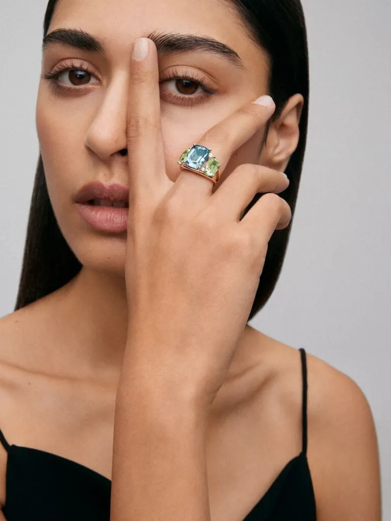 Anillo de oro amarillo de 18K con topacio azul sky en talla cushion de 5,5 cts, amatistas verdes en talla oval de 4,65 cts y diamantes blancos en talla brillante de 0,15 cts