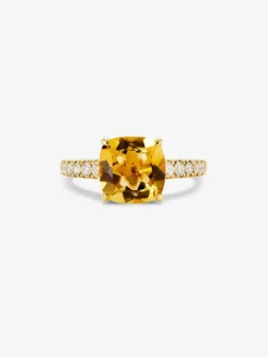Anillo de oro amarillo de 18K con cuarzo citrino en talla cushion de 2,7 cts y 12 diamantes en talla brillante con un total de 0,3 cts