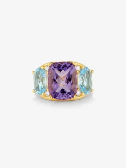 Anillo de oro amarillo de 18K con amatista morada en talla cushion de 5,5 cts, topacios azul sky en talla oval de 4,65 cts y diamantes blancos en talla brillante de 0,15 cts