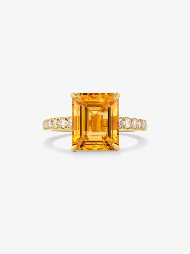 Anillo de oro amarillo de 18K con cuarzo citrino en talla radiant de 1,2 cts y 18 diamantes en talla brillante con un total de 0,18 cts