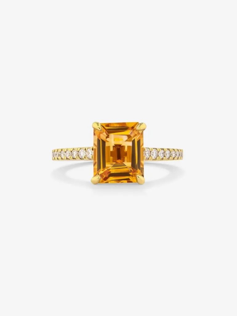 Anillo de oro amarillo de 18K con cuarzo citrino en talla esmeralda de 2,86 cts y 16 diamantes en talla brillante con un total de 0,19 cts
