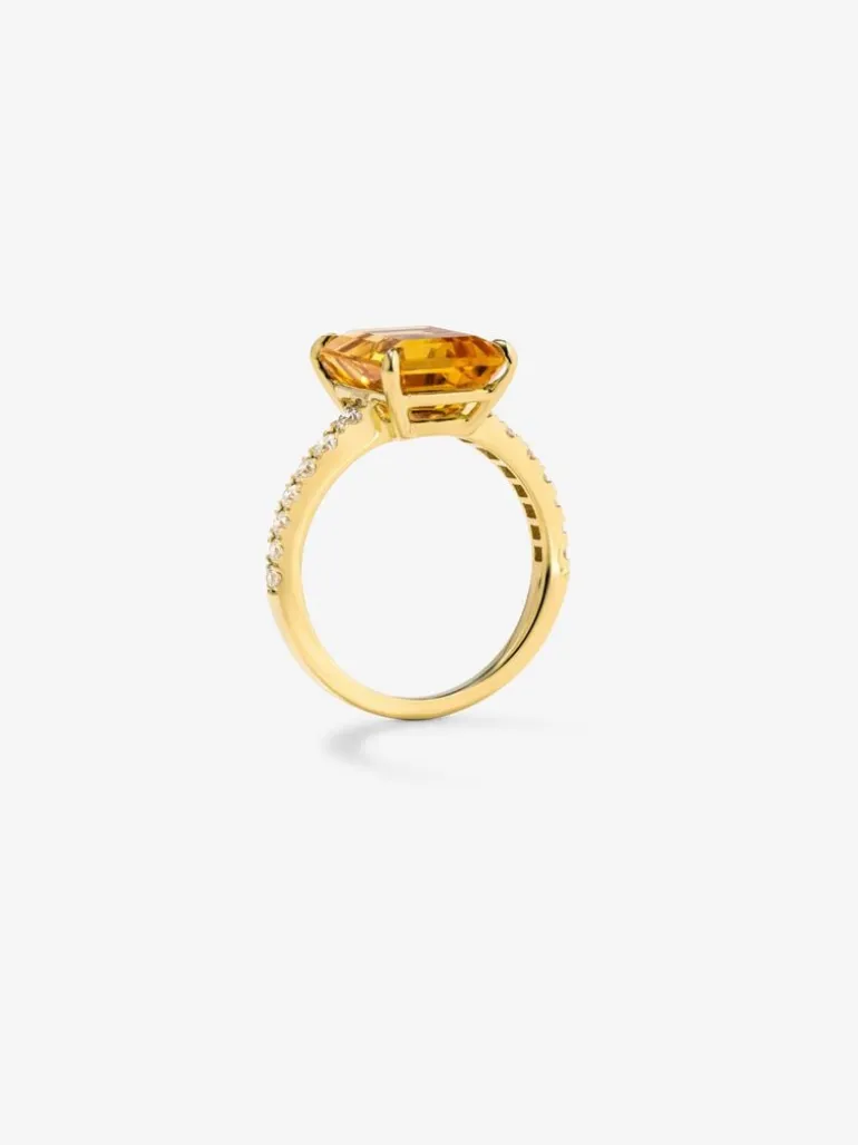 Anillo de oro amarillo de 18K con cuarzo citrino en talla esmeralda de 3,7 cts y 14 diamantes en talla brillante con un total de 0,32 cts