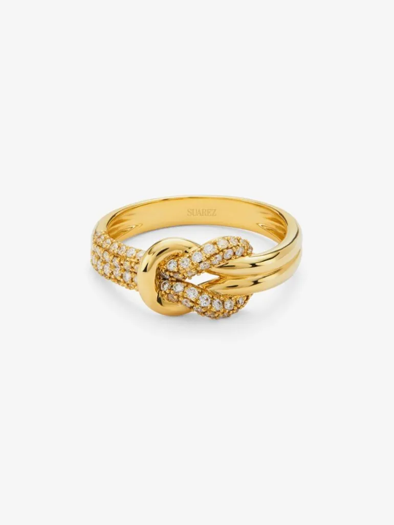 Anillo de oro amarillo de 18K con diamantes blancos en talla brillante de 0,32 cts y forma de nudo