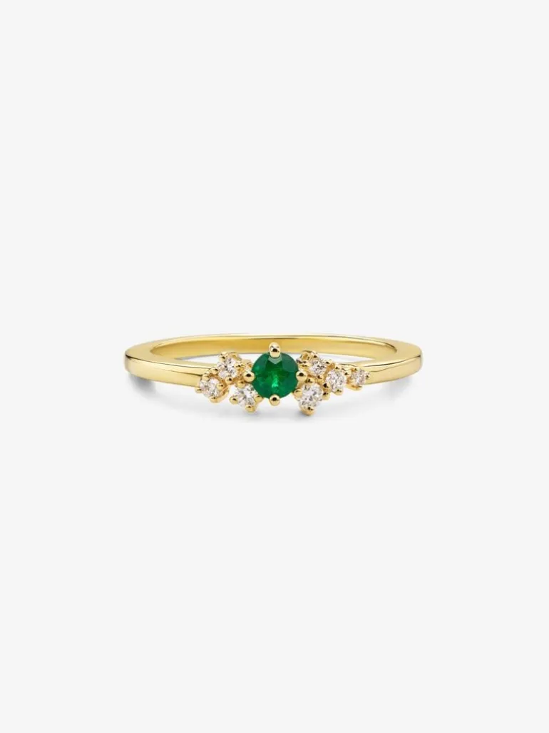 Anillo de oro amarillo de 18K con esmeralda en talla brillante de 0,1 cts y 7 diamantes en talla brillante con un total de 0,1 cts
