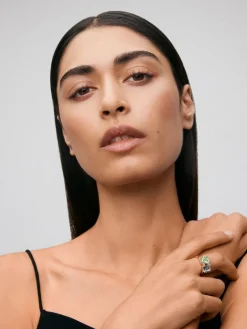 Anillo de oro amarillo de 18K con topacio azul sky en talla cushion de 2,75 cts, amatista verde en talla cushion de 2 cts y 2 diamantes en talla brillante con un total de 0,06 cts