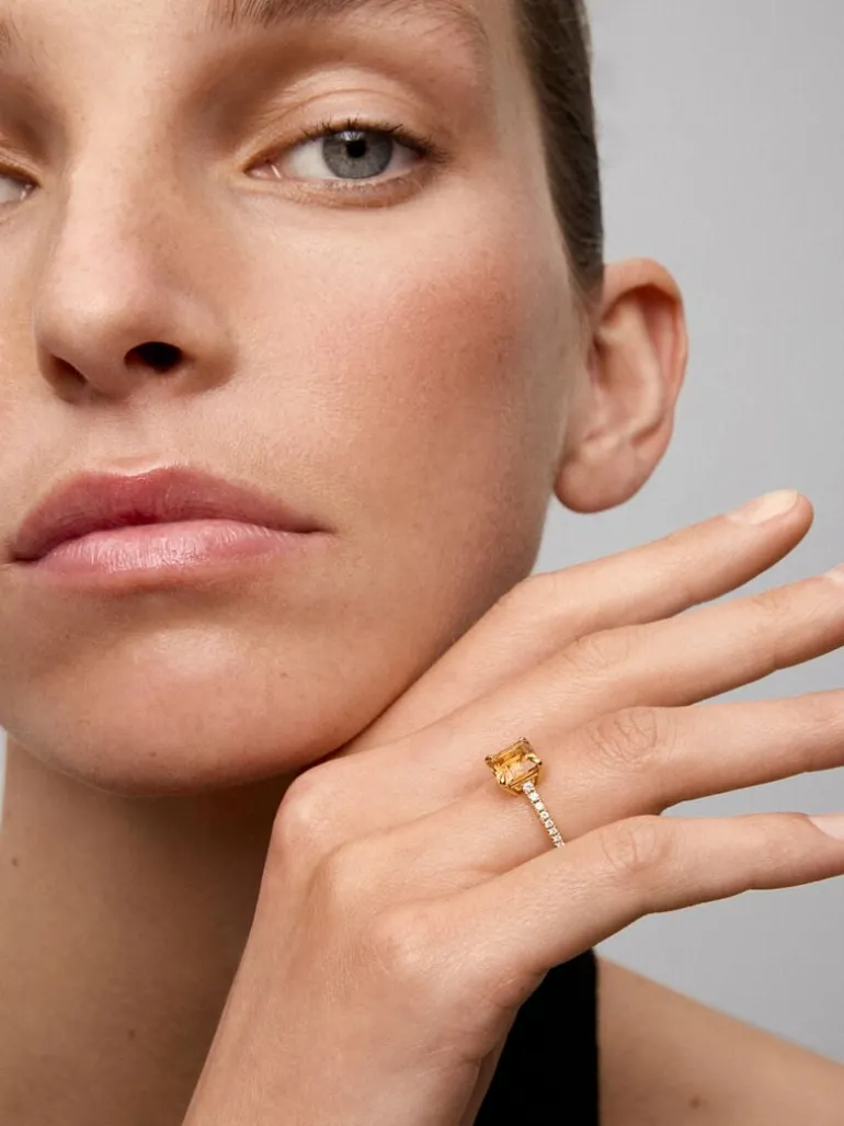 Anillo de oro amarillo de 18K con cuarzo citrino en talla radiant de 1,2 cts y 18 diamantes en talla brillante con un total de 0,18 cts
