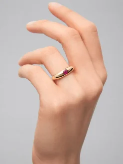 Anillo de oro amarillo de 18K con rubí en talla brillante de 0,32 cts