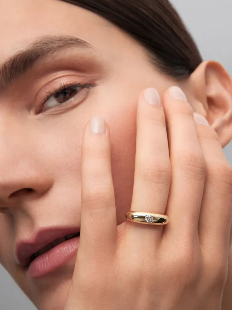 Anillo de oro amarillo de 18K con diamante en talla brillante de 0,2 cts