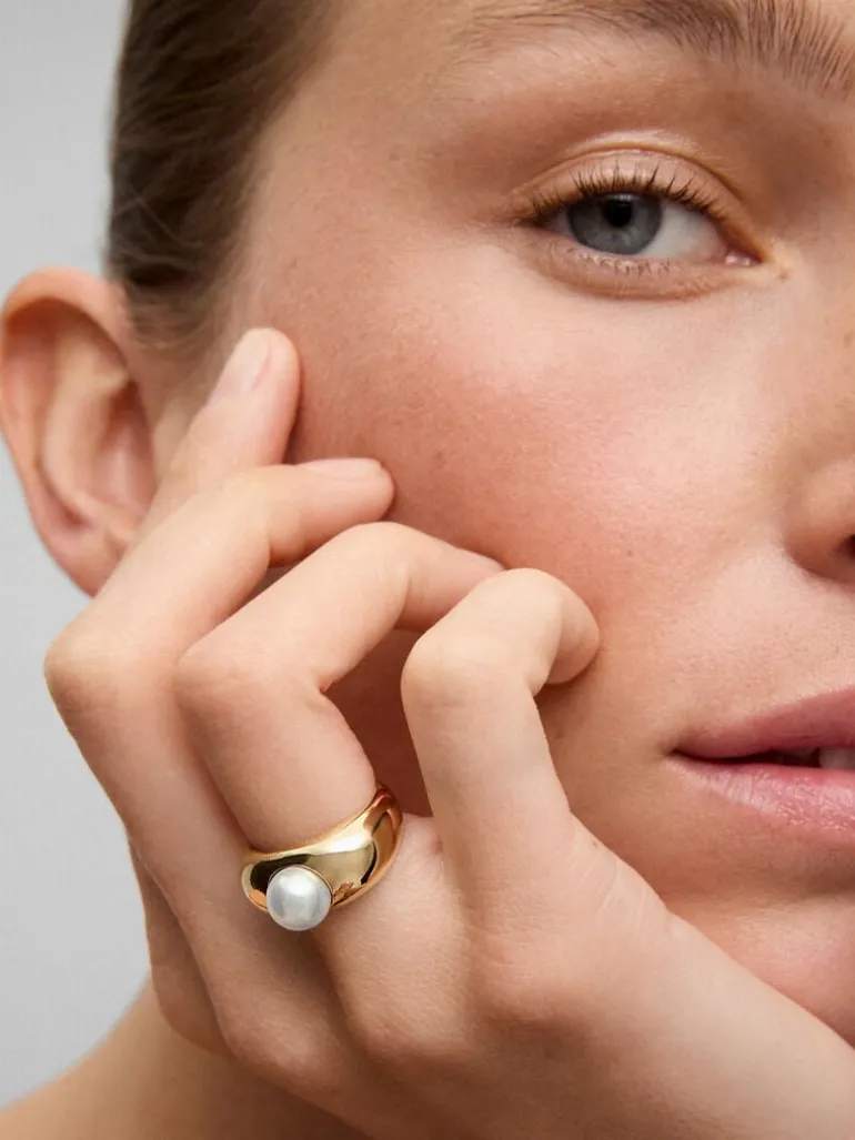 Anillo de oro amarillo de 18K con perla akoya de 8mm