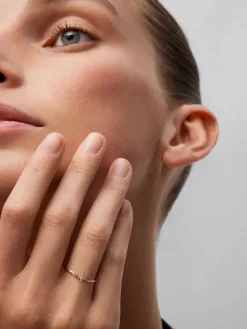 Anillo de oro amarillo de 18K con 7 diamantes en talla brillante con un total de 0,05 cts