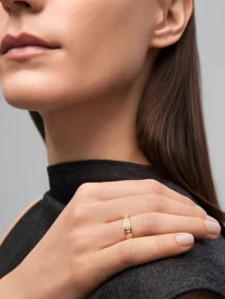 Anillo de oro amarillo de 18K con 50 diamantes en talla brillante con un total de 0,18 cts